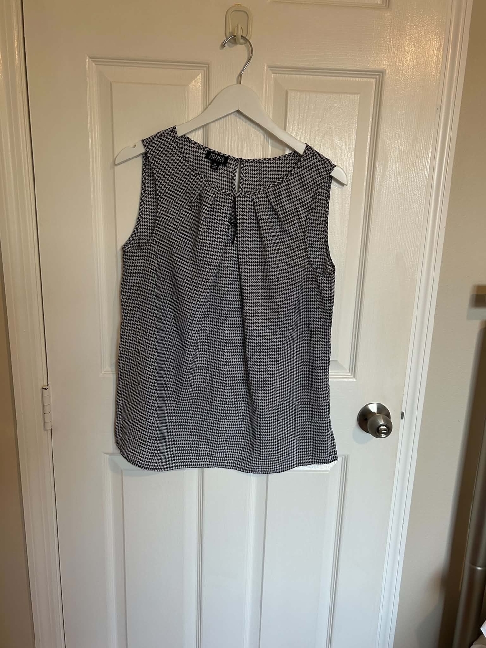 Jones New York Black and White Houndstooth Sleeveless Camisole
